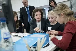 Ministerpräsidentin Malu Dreyer besucht Robotik-Workshop